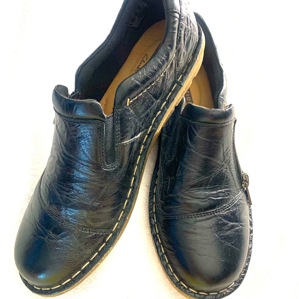 NWOB Clarks flat leather shoes, Sz7.5, Soft Cushion